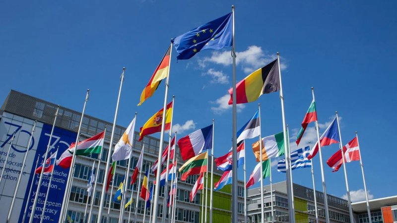 EU delays EES to Oct 2025, pushing ETIAS to 2026. Learn how this affects travel to Europe and the UK in 2025 and beyond.