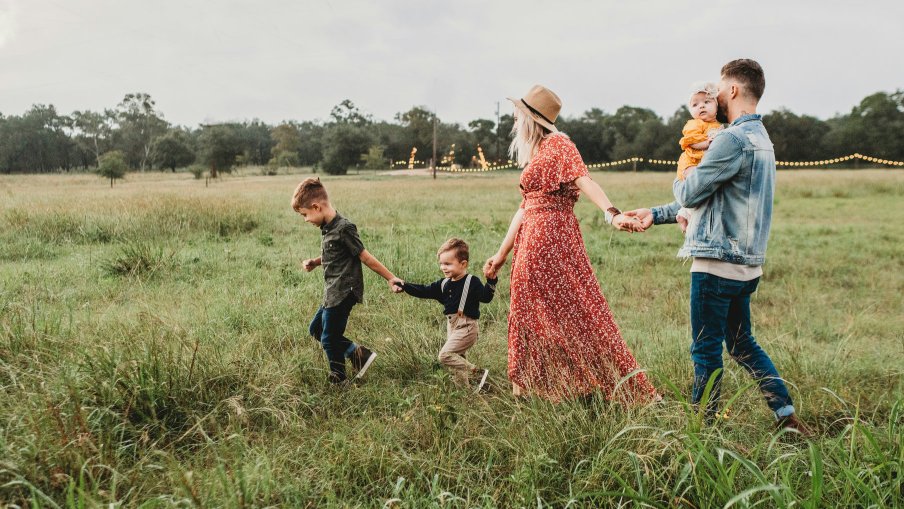 Guide to UK Skilled Worker Dependant Visa: eligibility, documents, and rules for bringing your partner and children.